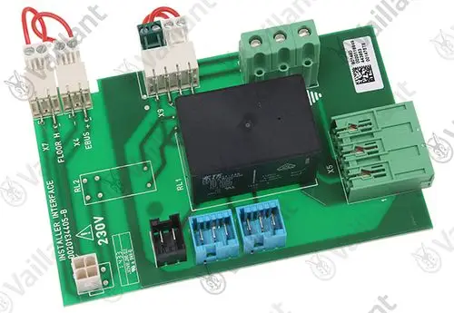 Grüne Leiterplatte mit mehreren Anschlussklemmen, Relais und einem Transformator. Vaillant Produkt zur Installation oder Steuerung von Heizsystemen.